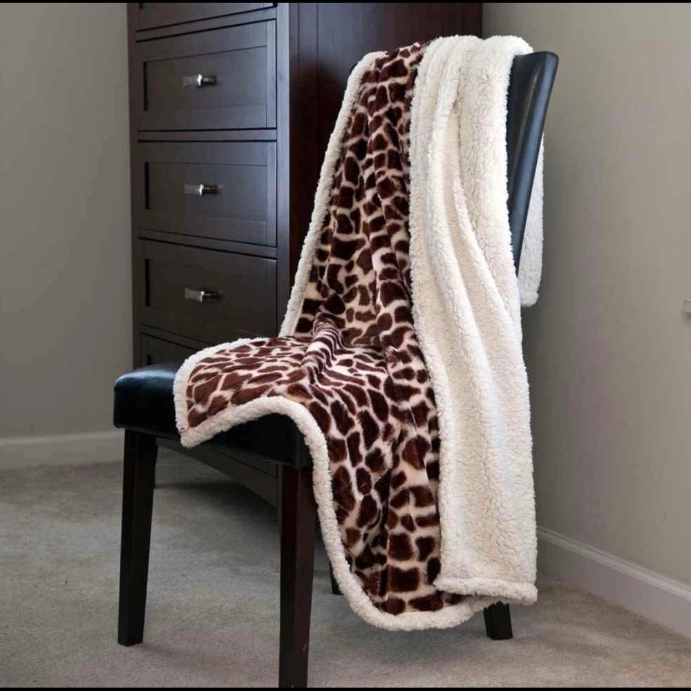 Giraffe Print Fleece Throw Blanket